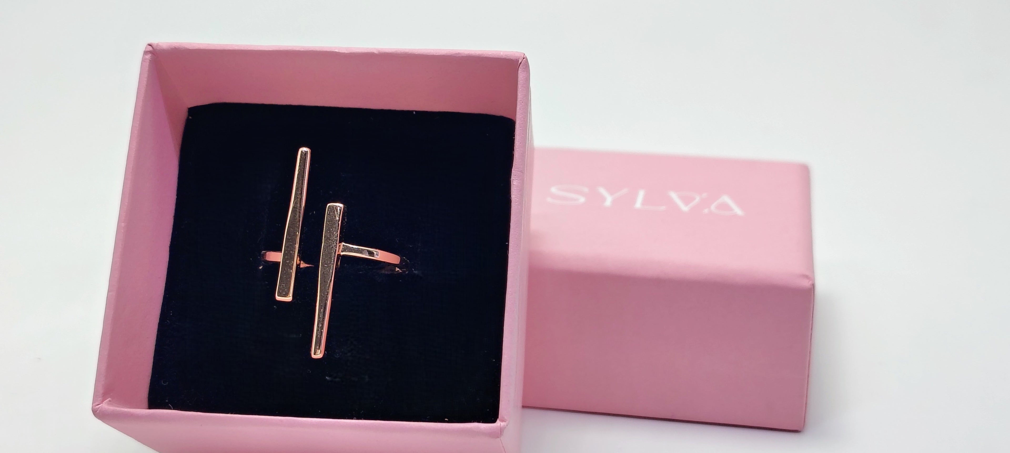 Luxury And Elegant Rose Gold 925 Silver Ring - Shine differently tonight.