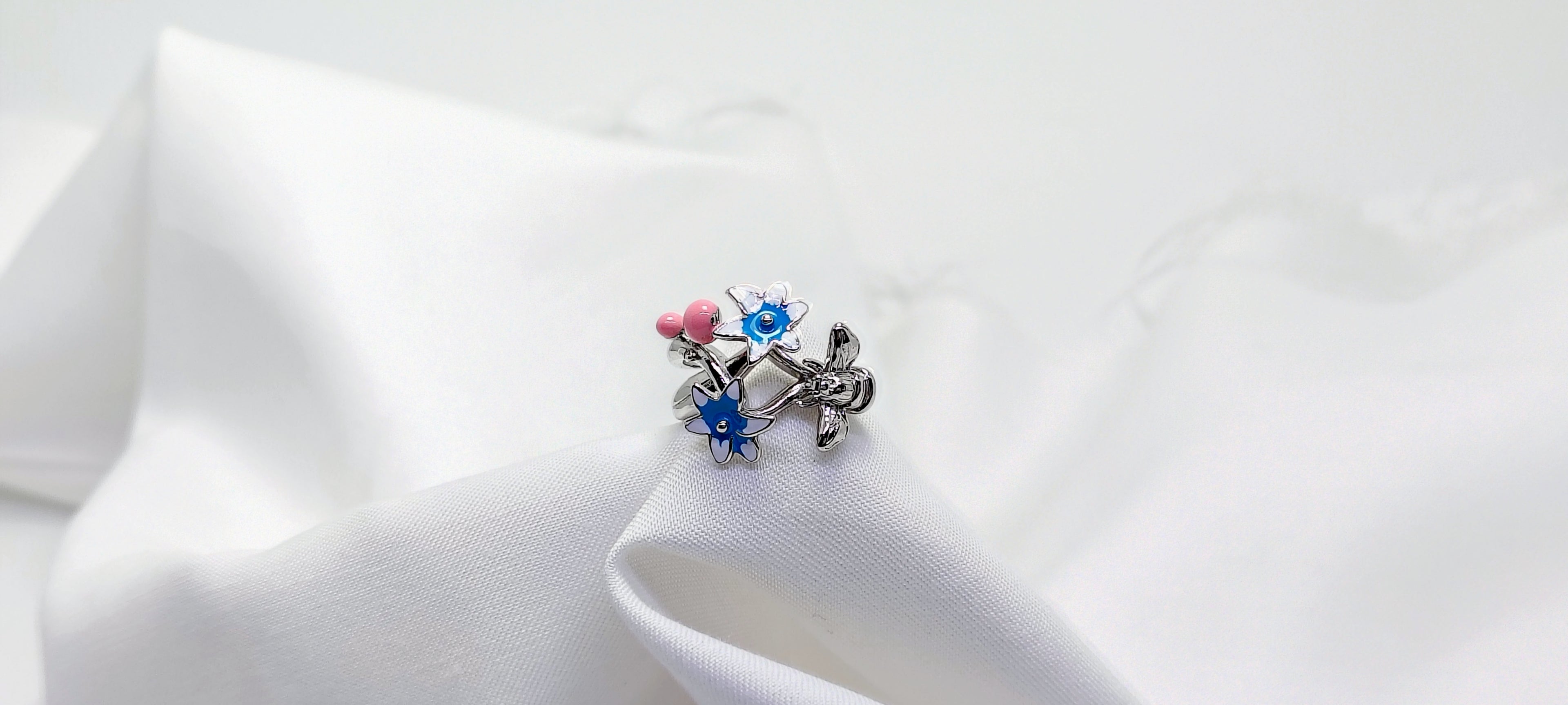 Honey bee flower 925 Silver Ring - Shine differently tonight.