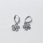 Pair of silver earrings 
