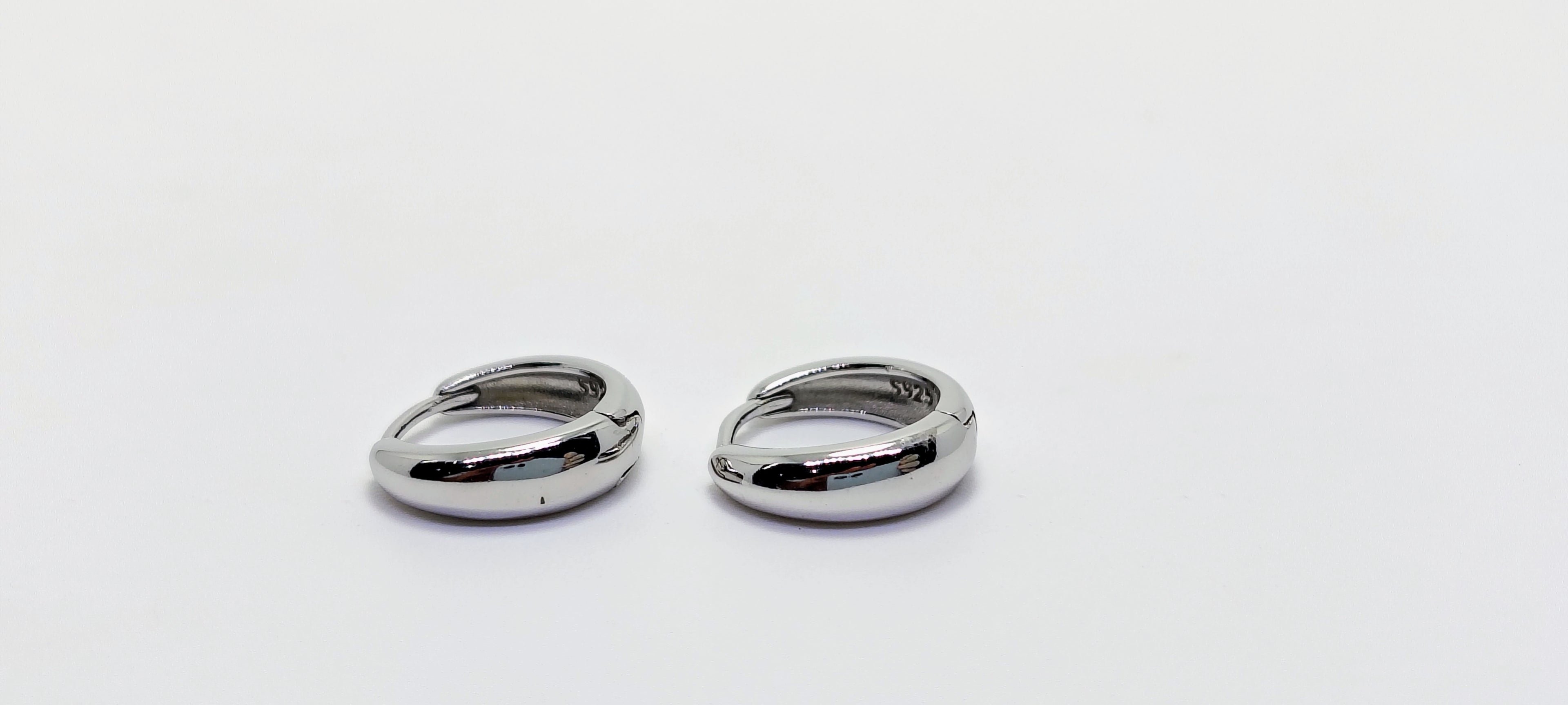 Plain Polished Round Earings 925 Silver - Strength doesn’t need noise.