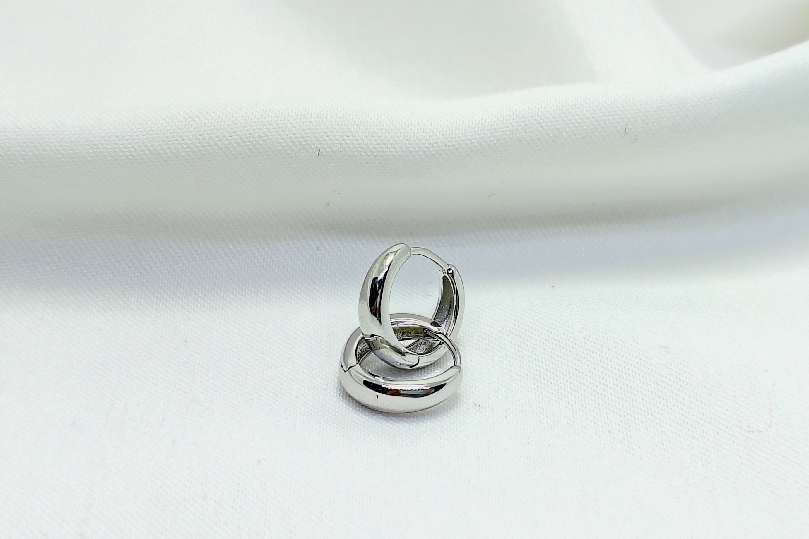 Plain Polished Round Earings 925 Silver - Strength doesn’t need noise.