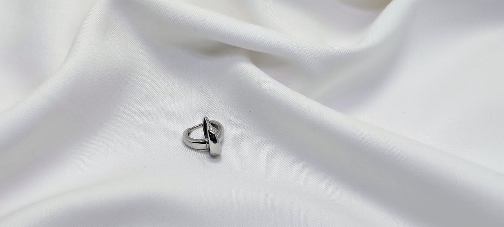 Plain Polished Round Earings 925 Silver - Strength doesn’t need noise.