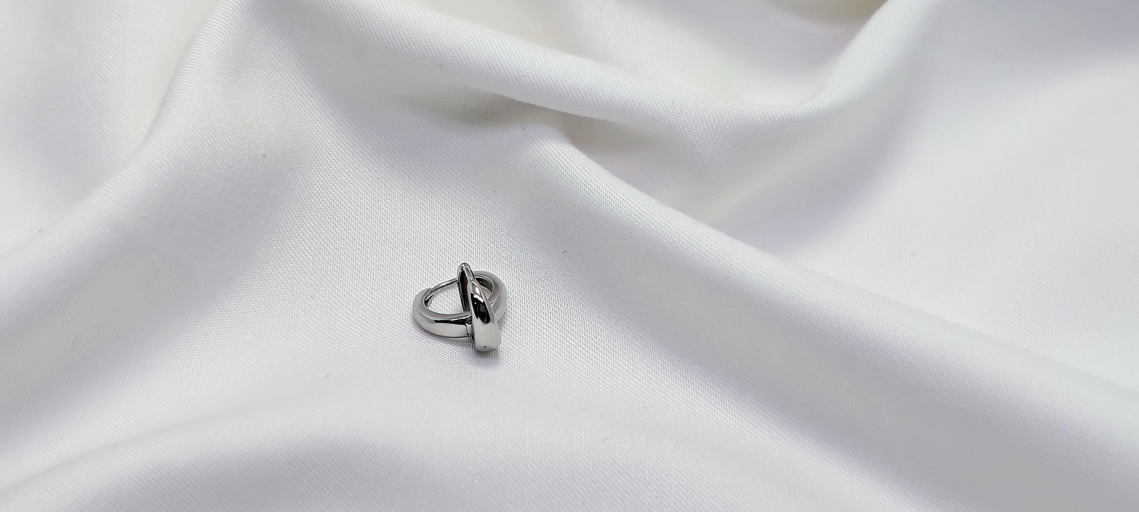 Plain Polished Round Earings 925 Silver - Strength doesn’t need noise.