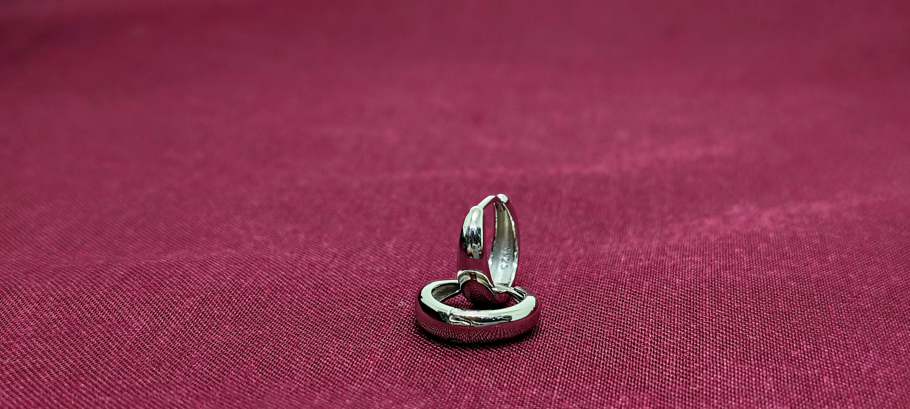 Plain Polished Round Earings 925 Silver - Strength doesn’t need noise.