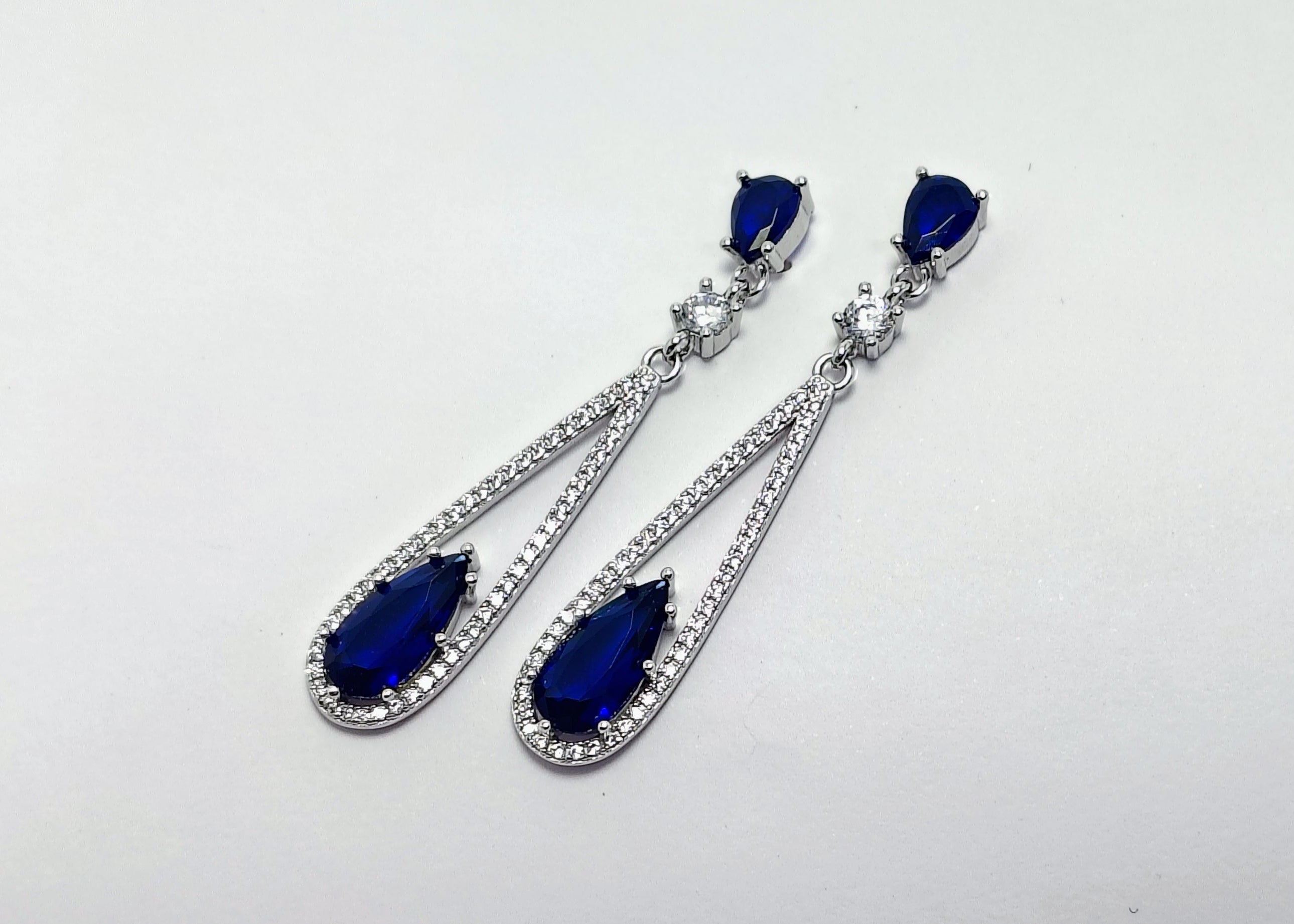 Pair of earrings with blue gemstones 