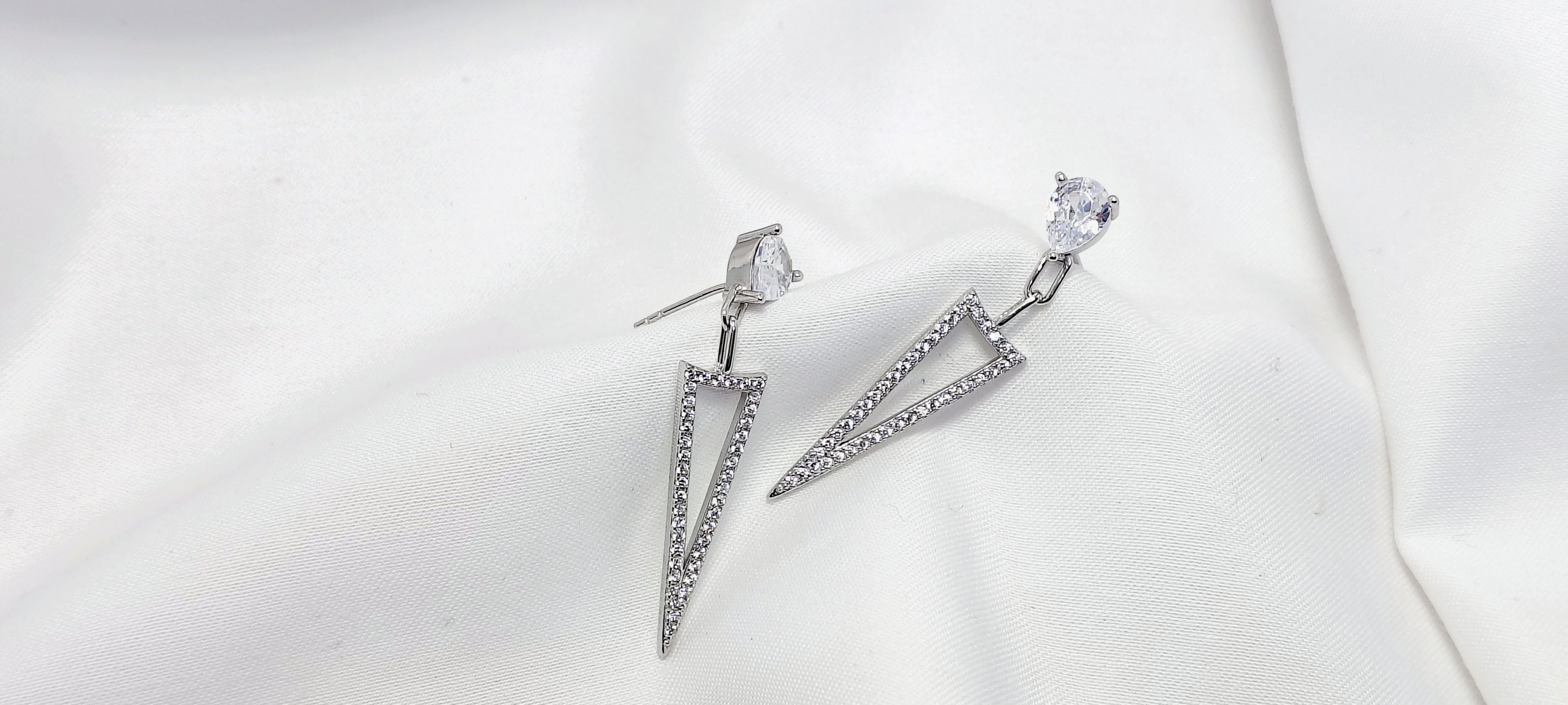 Stylish Radiance Long Diamond 925 Silver Earrings - Shine differently tonight.