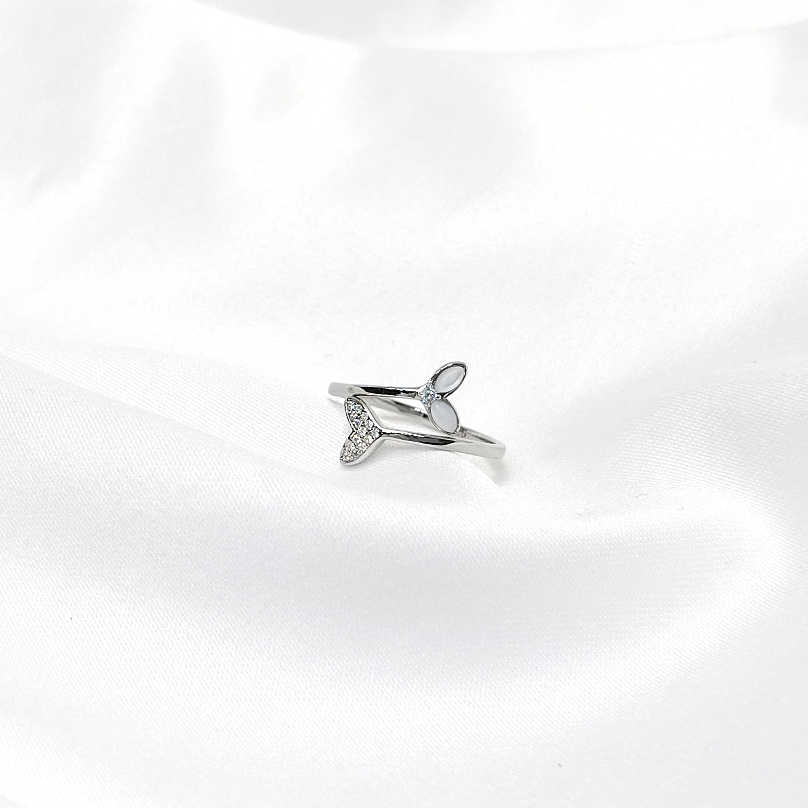 Wave Flow Silver Ring – Trendy Fluid Design Ring for Girls